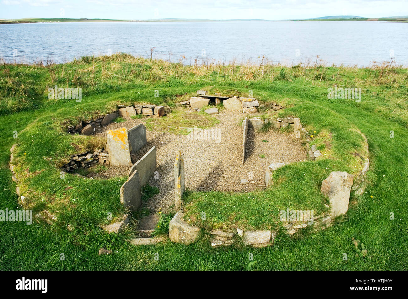 Mainland, Orkney, Schottland. Vor kurzem ausgegrabenen Hauses an die prähistorische Fundstätte von Barnhouse, Stenness, am Ufer des Loch Harray Stockfoto