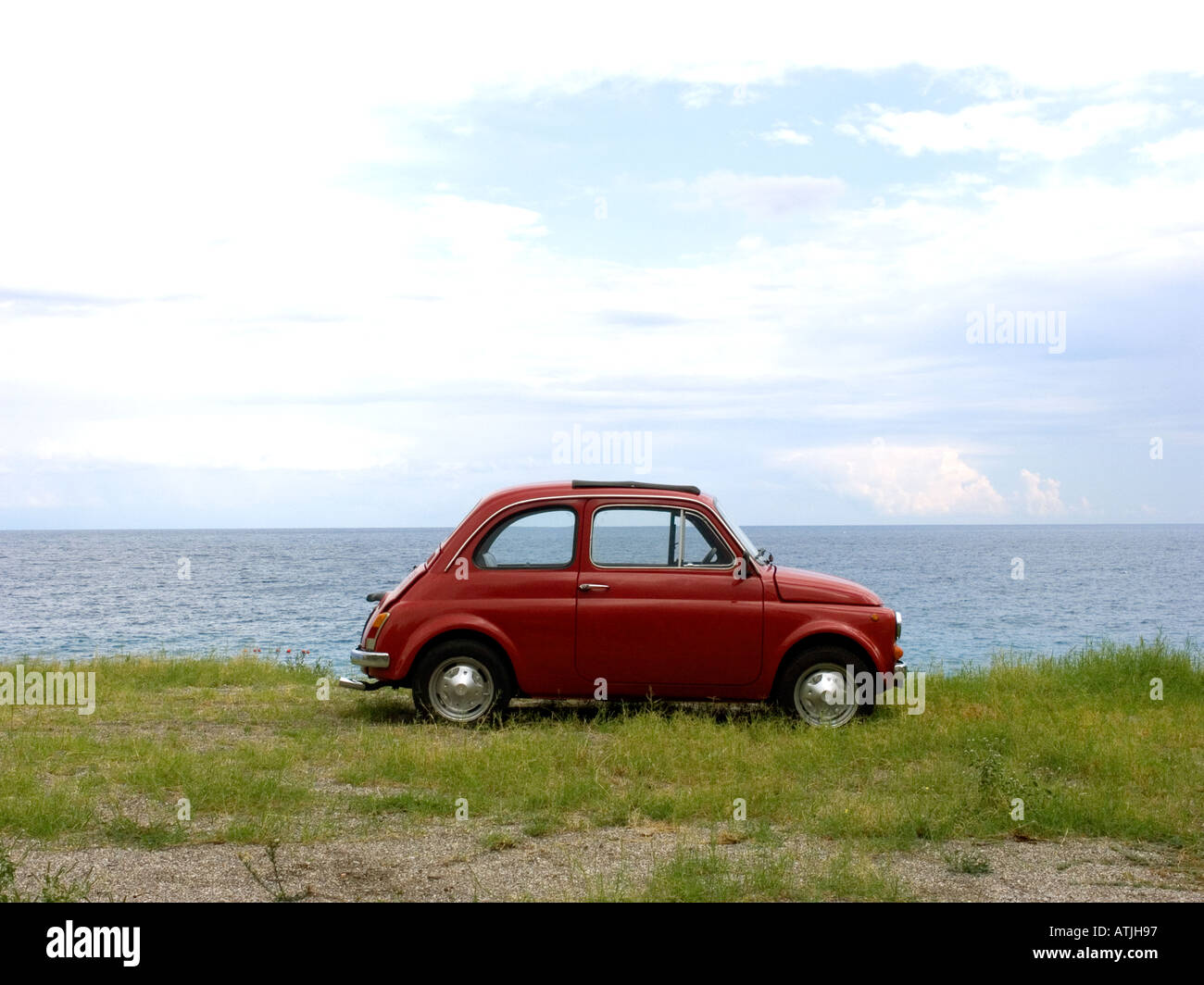 Einem alten roten Fiat 500, ein Modell des Autos viel von vielen tausend Besitzer weltweit geliebt Stockfoto