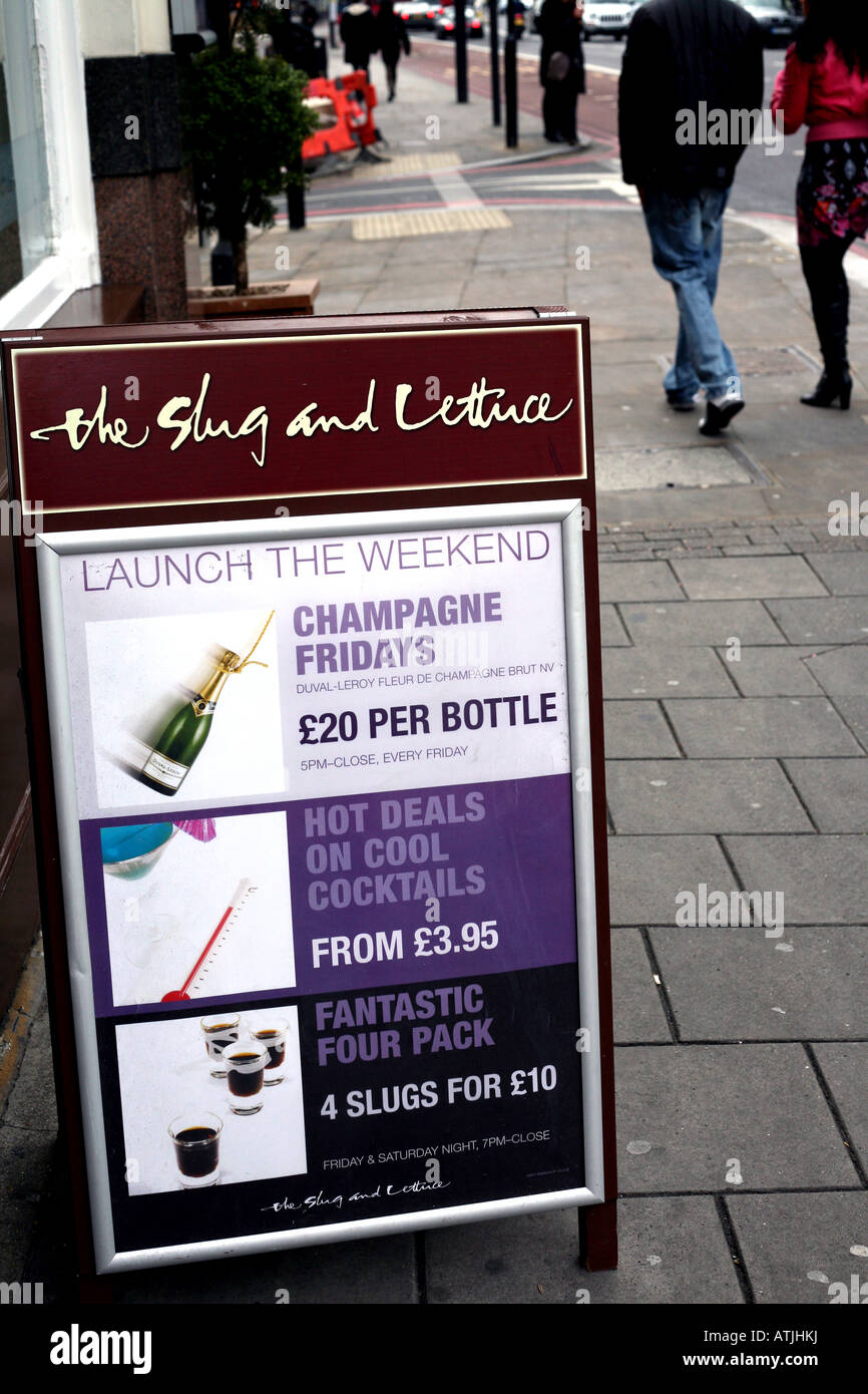 Günstige Getränke Angebote an Bord außen Pub in London 2008 Stockfoto