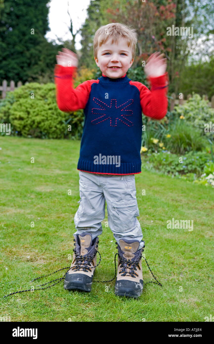 Junge 3 Jahre alt mit Erwachsenen Stiefel auf Stockfoto