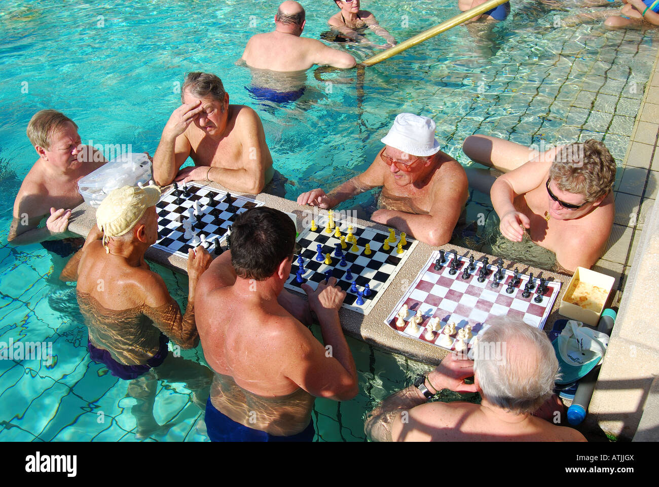 Männer spielen Schach in Outdoor-Thermalbad Szechenyi-Bad, Városliget, Pest, Budapest, Ungarn Stockfoto