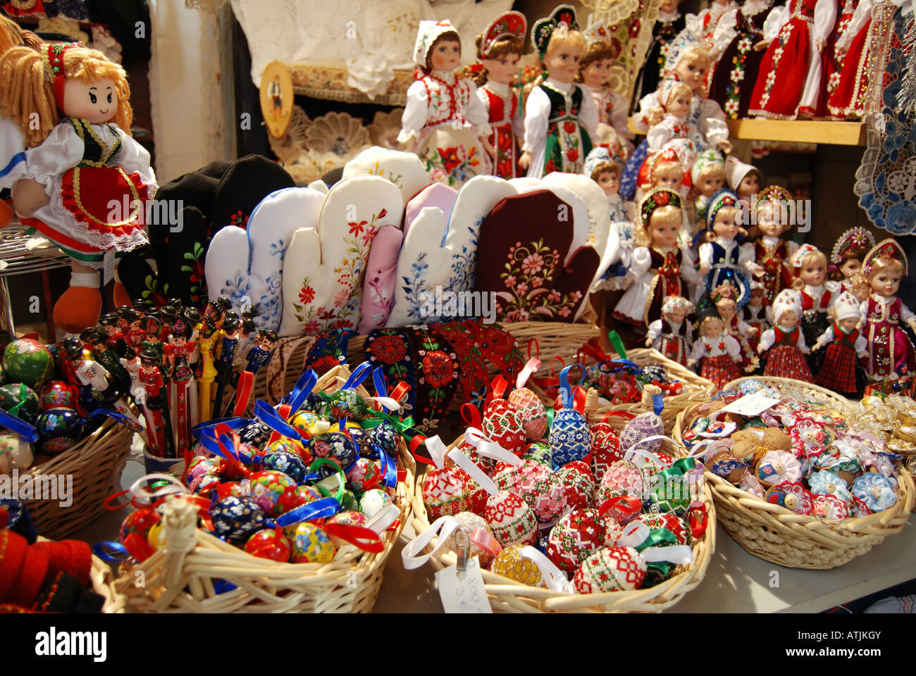 Souvenir Eiern und Puppen, die große Markthalle, Pest, Budapest, Ungarn Stockfoto