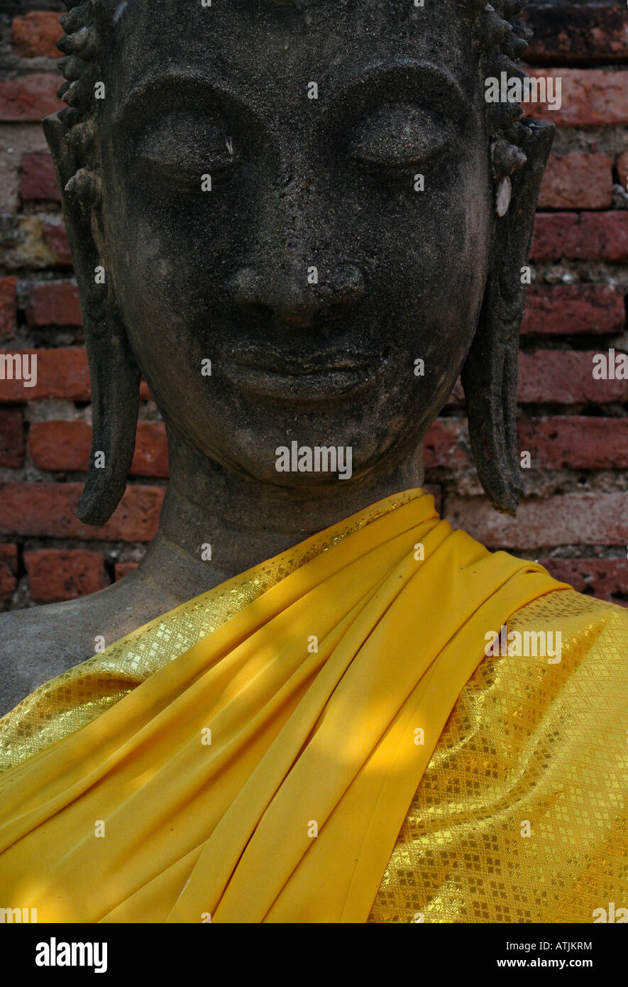 Kopf eines Buddha drapiert mit einem goldenen Tuch, Ayutthaya Stockfoto