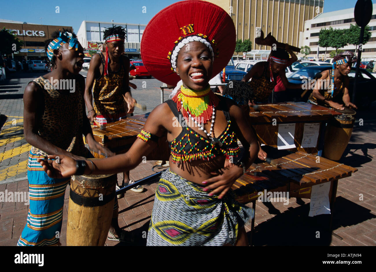 Zulu Tänzerinnen auf Straßenkontrollen, Johannesburg, Südafrika Stockfoto