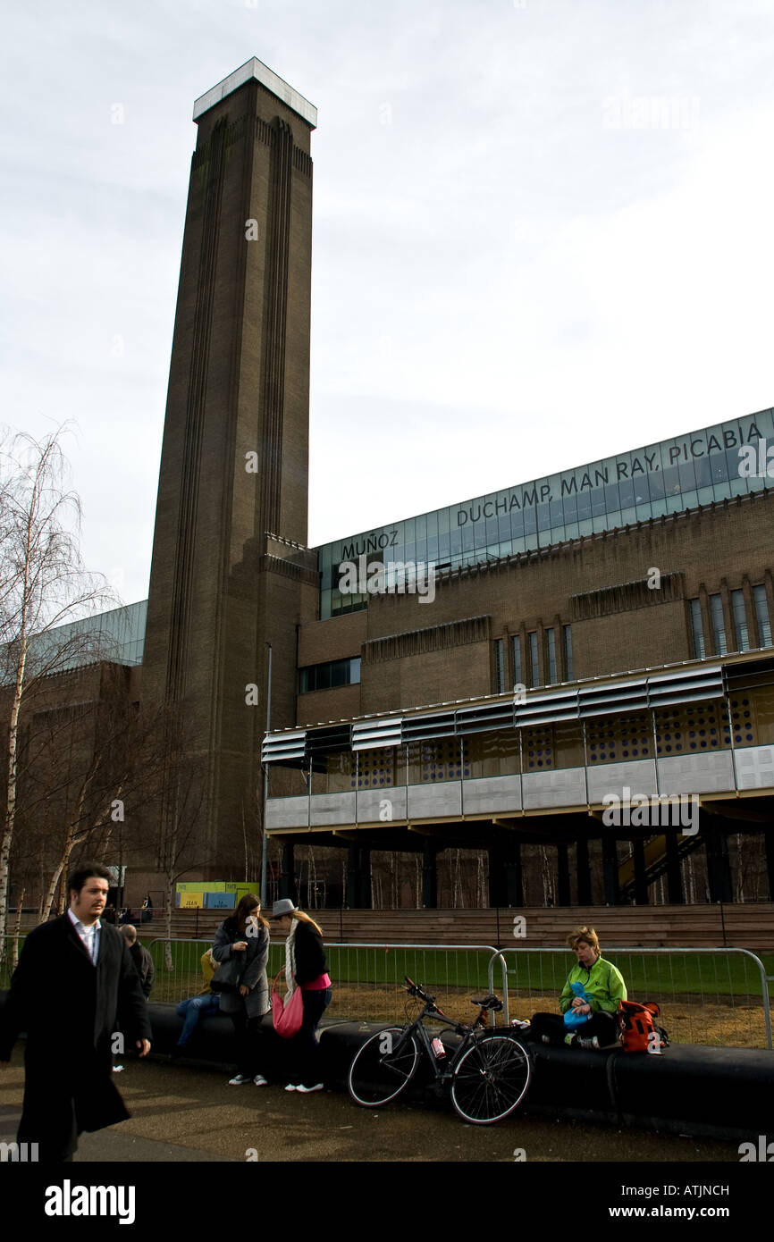 Tate modern mit Menschen und Fahrrad Stockfoto