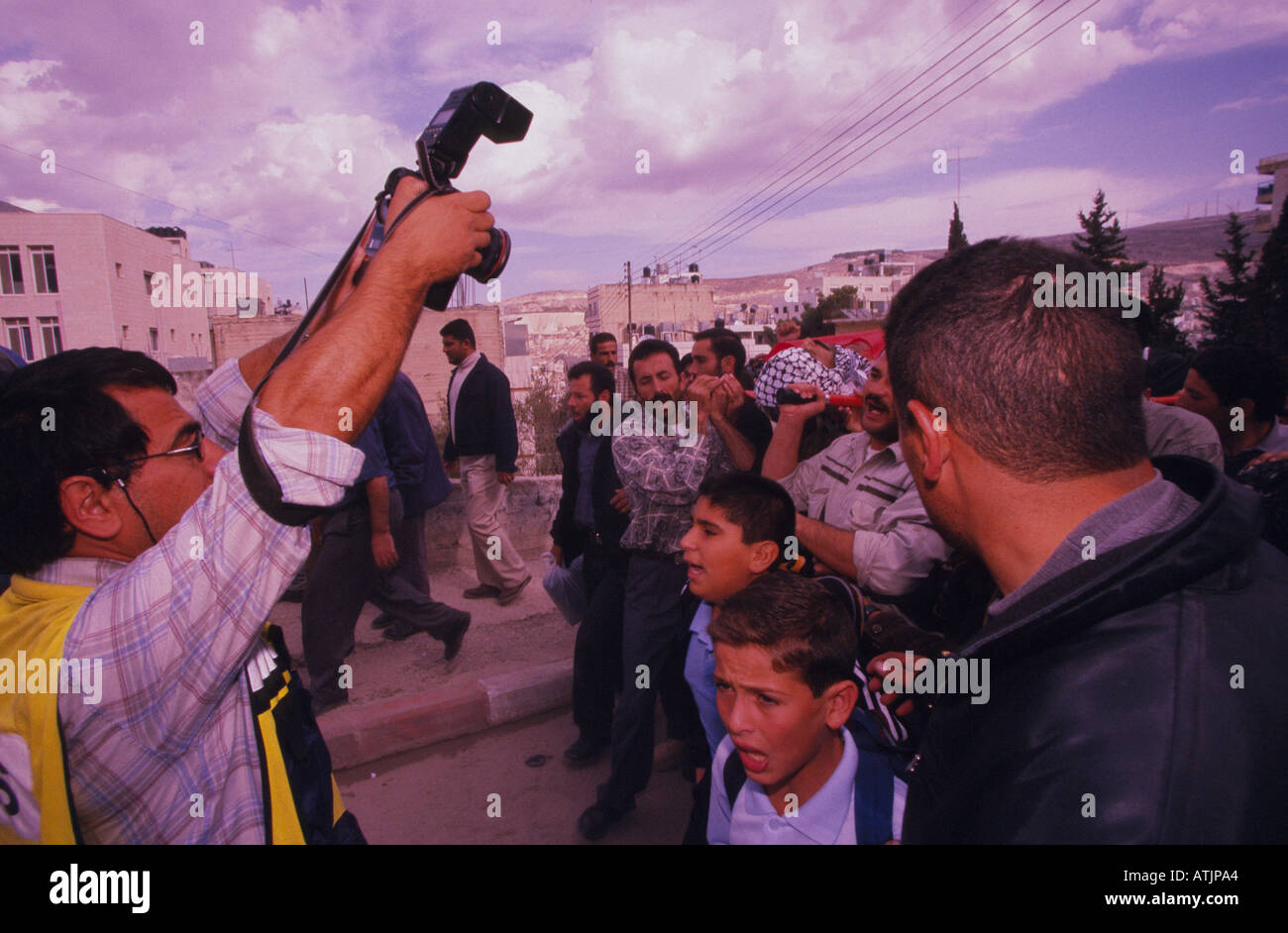 Ein Fotograf die Bilder von Menschen in die Prozession eines Leichnams Stockfoto