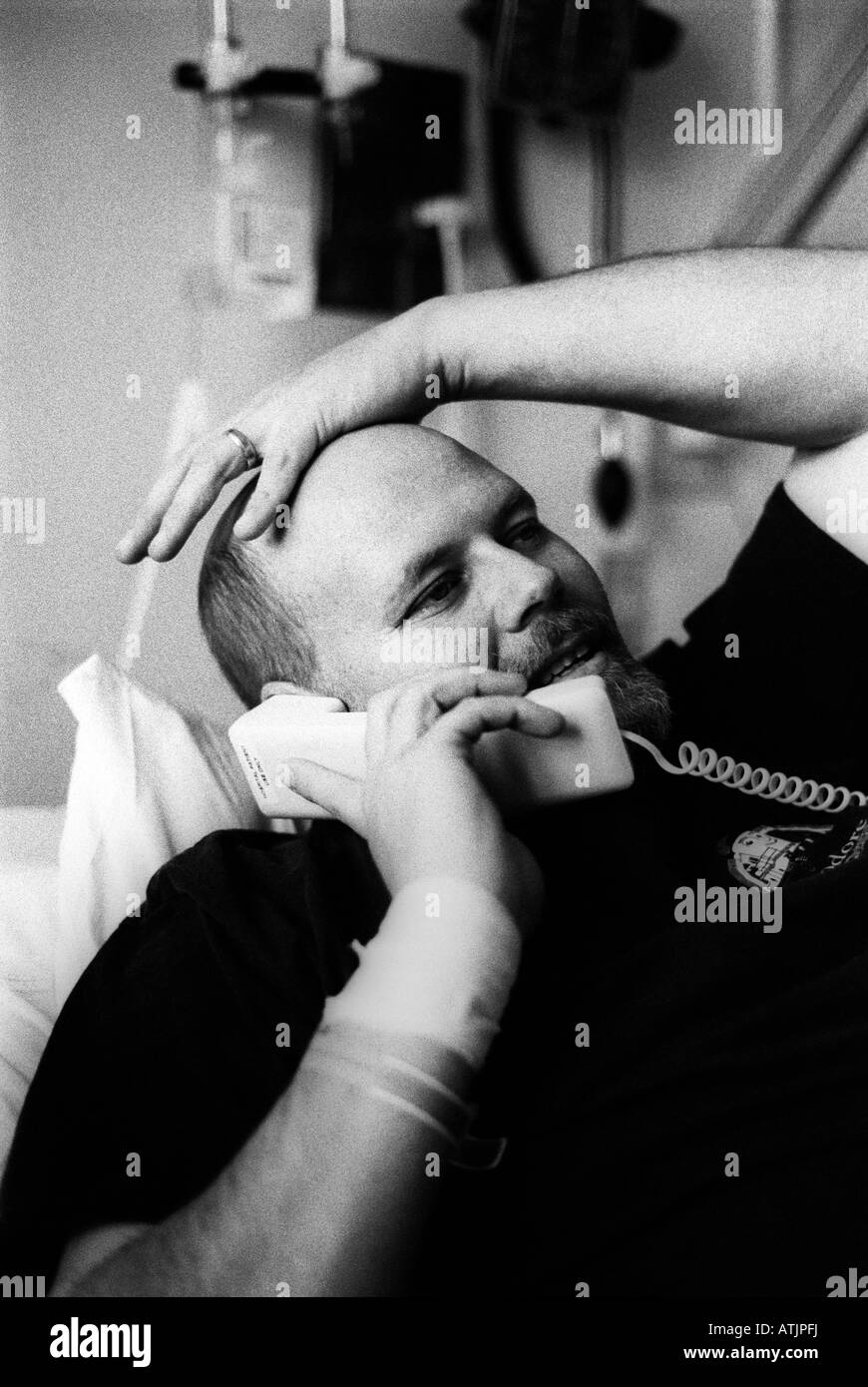 Große Glatze Mann im Krankenhaus Bett Gespräche am Telefon. Stockfoto