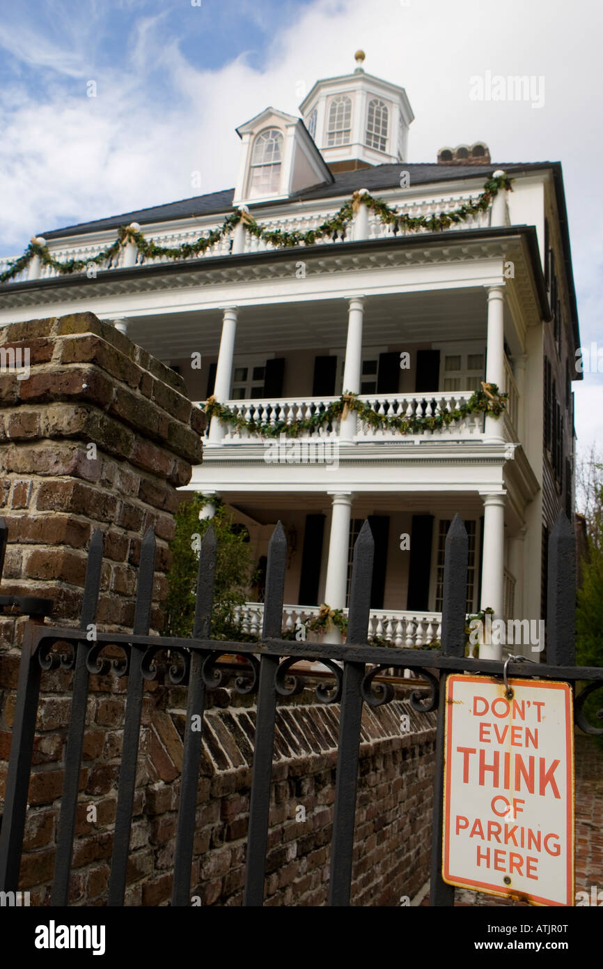 Schild "Don't sogar denken parken hier" vor einer historischen Villa South Battery St Charleston SC 30. Dezember 2007 Stockfoto