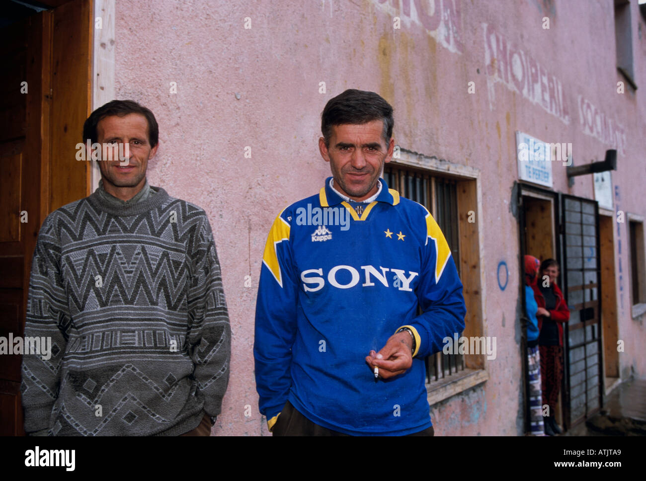 Zwei Männer, die zigarettenpause außerhalb von Gebäude, Porträt, Kukes, Albanien, Südosteuropa Stockfoto