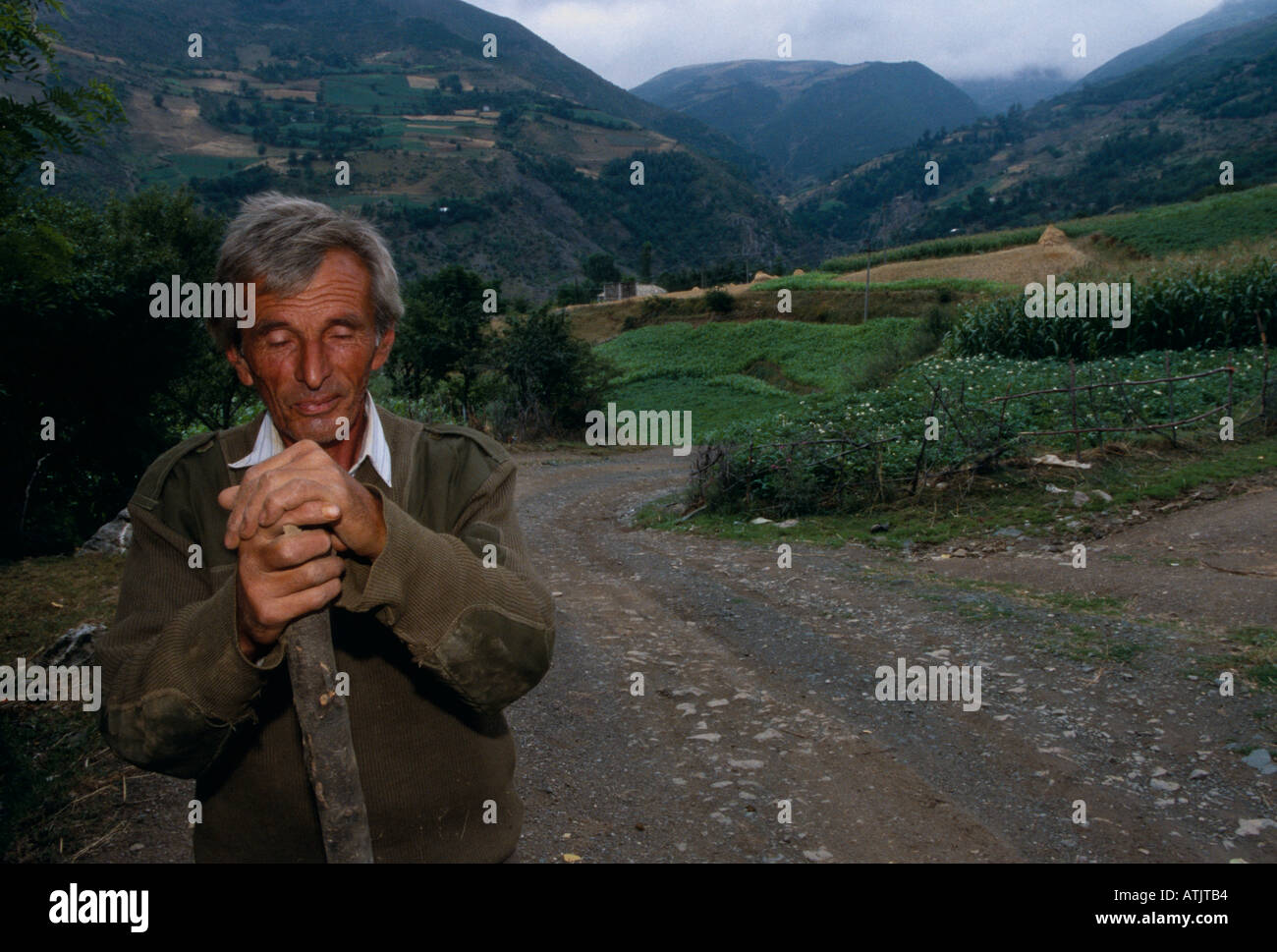 Ältere albanischen Bauern auf die ländliche Straße in den Bergen mit geschlossenen Augen, Porträt, Kukes, Albanien, Südosteuropa Stockfoto