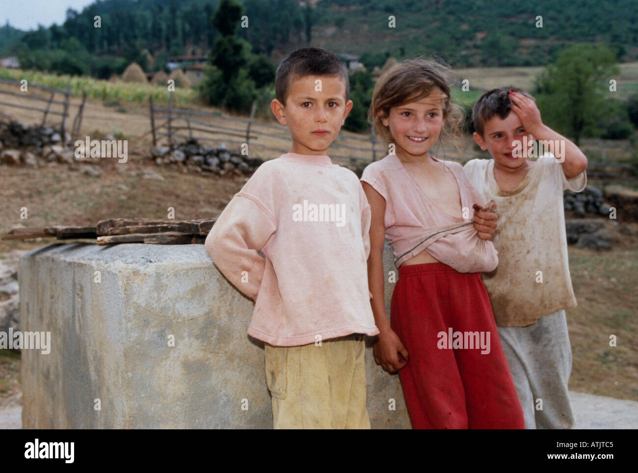 Albanische Mädchen und Jungen im ländlichen Bereich, Porträt, Kukes, Albanien, Südosteuropa Stockfoto