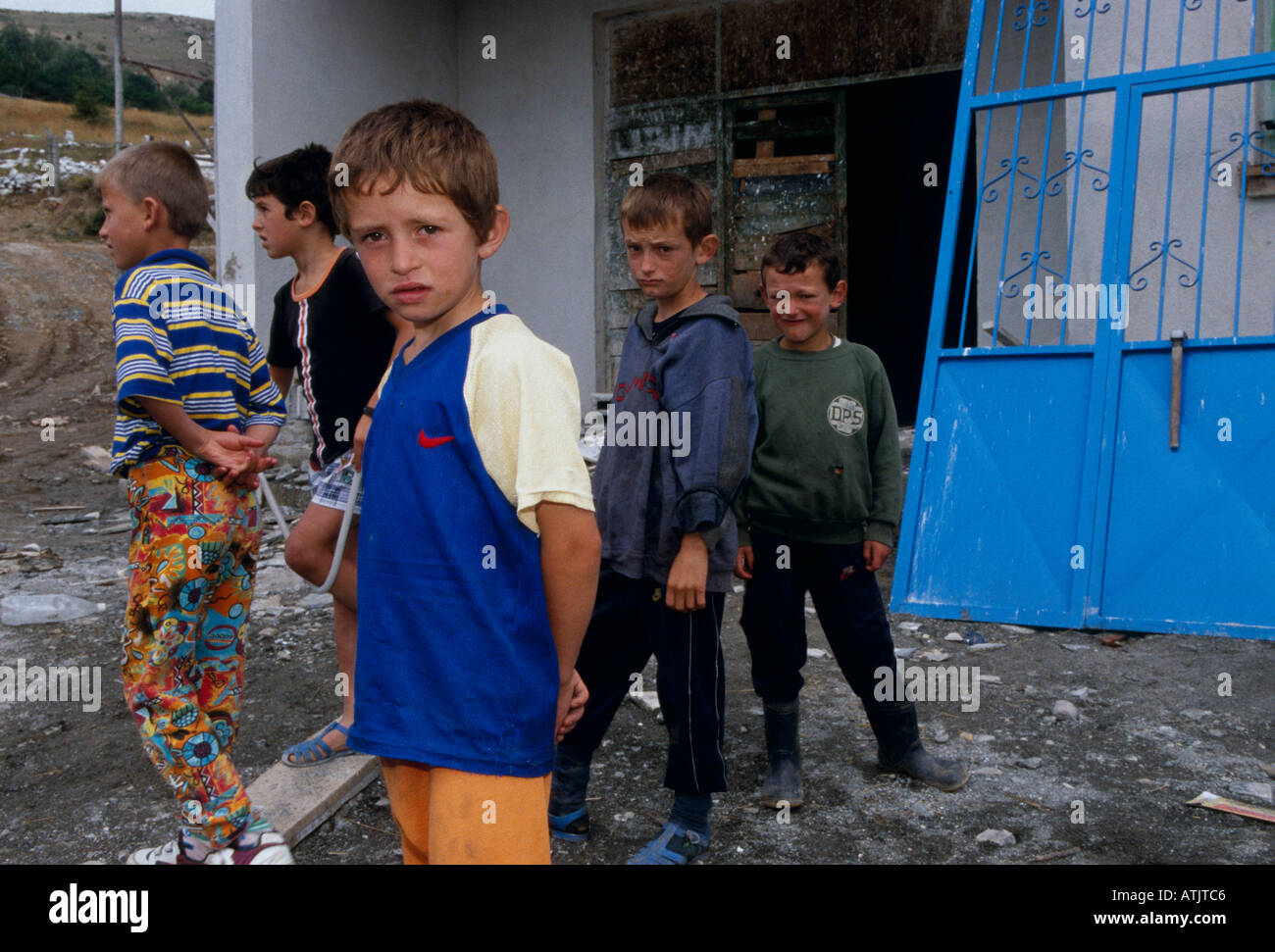Kinder außerhalb von Gebäude, Kukes, Albanien beschädigt Stockfoto