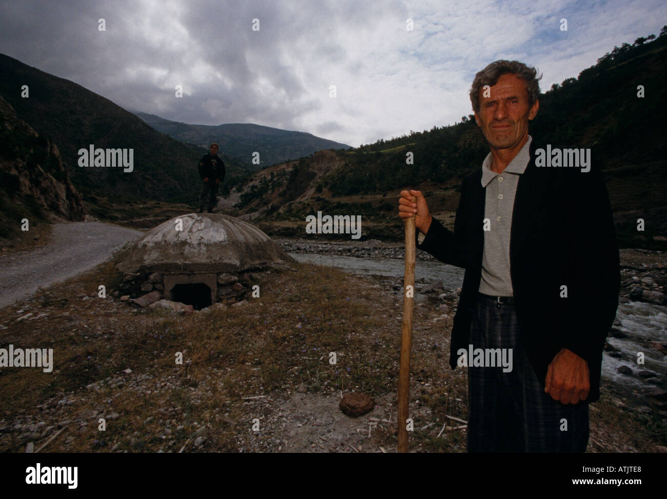Ältere albanischen Bauern durch militärische Bunker auf ländlichen Schmutz der Straße in den Bergen, Porträt, Kukes, Albanien, Südosteuropa Stockfoto