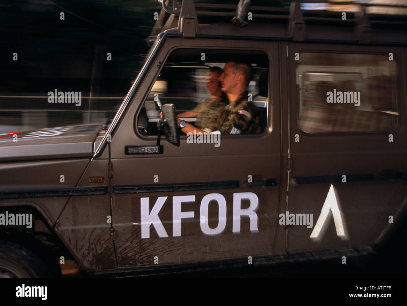Ein KFOR-Jeep mit Soldaten im Kosovo vorbeifahren Stockfoto