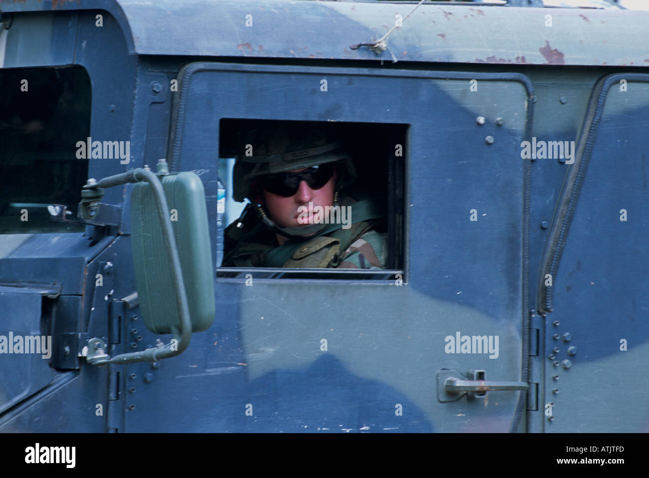 Amerikanischer Soldat aus Tank Fenster. Kosovo. Stockfoto