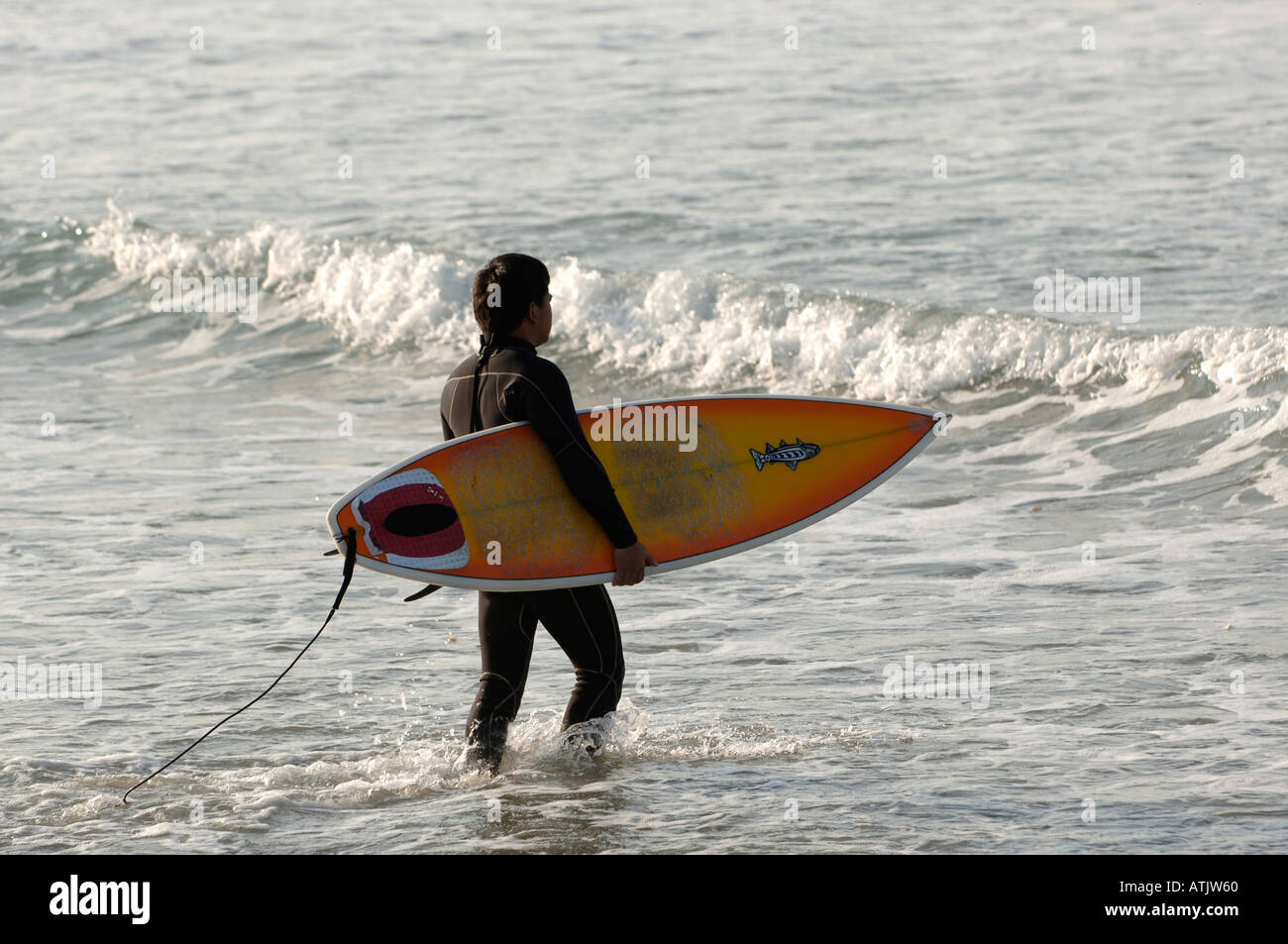 Surfer im Wasser Manhattan Beach Kalifornien Kalifornien gehen Stockfoto