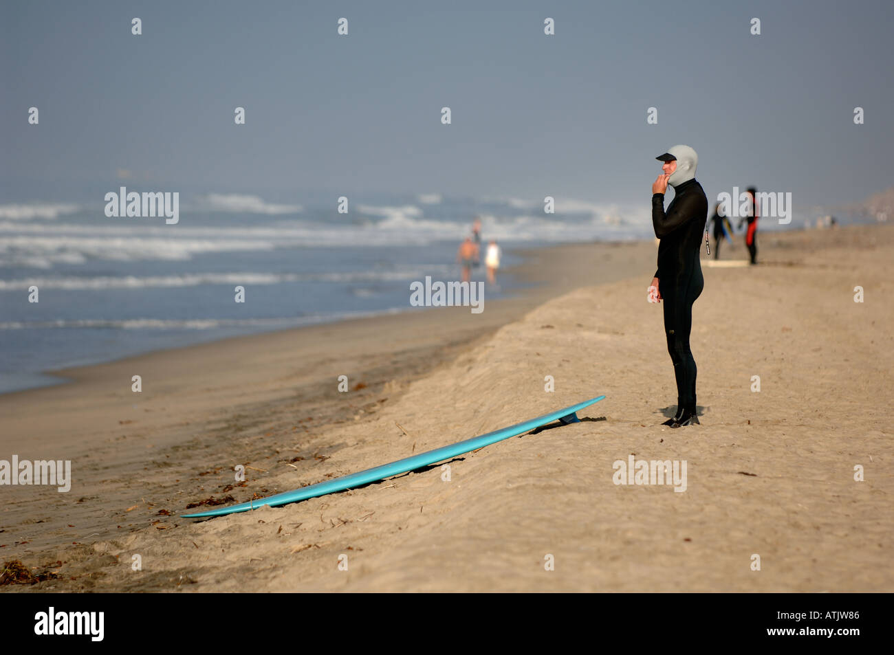 Surfer, die Vorbereitung Neoprenanzug an der Küste in Manhattan Beach Kalifornien Kalifornien Stockfoto