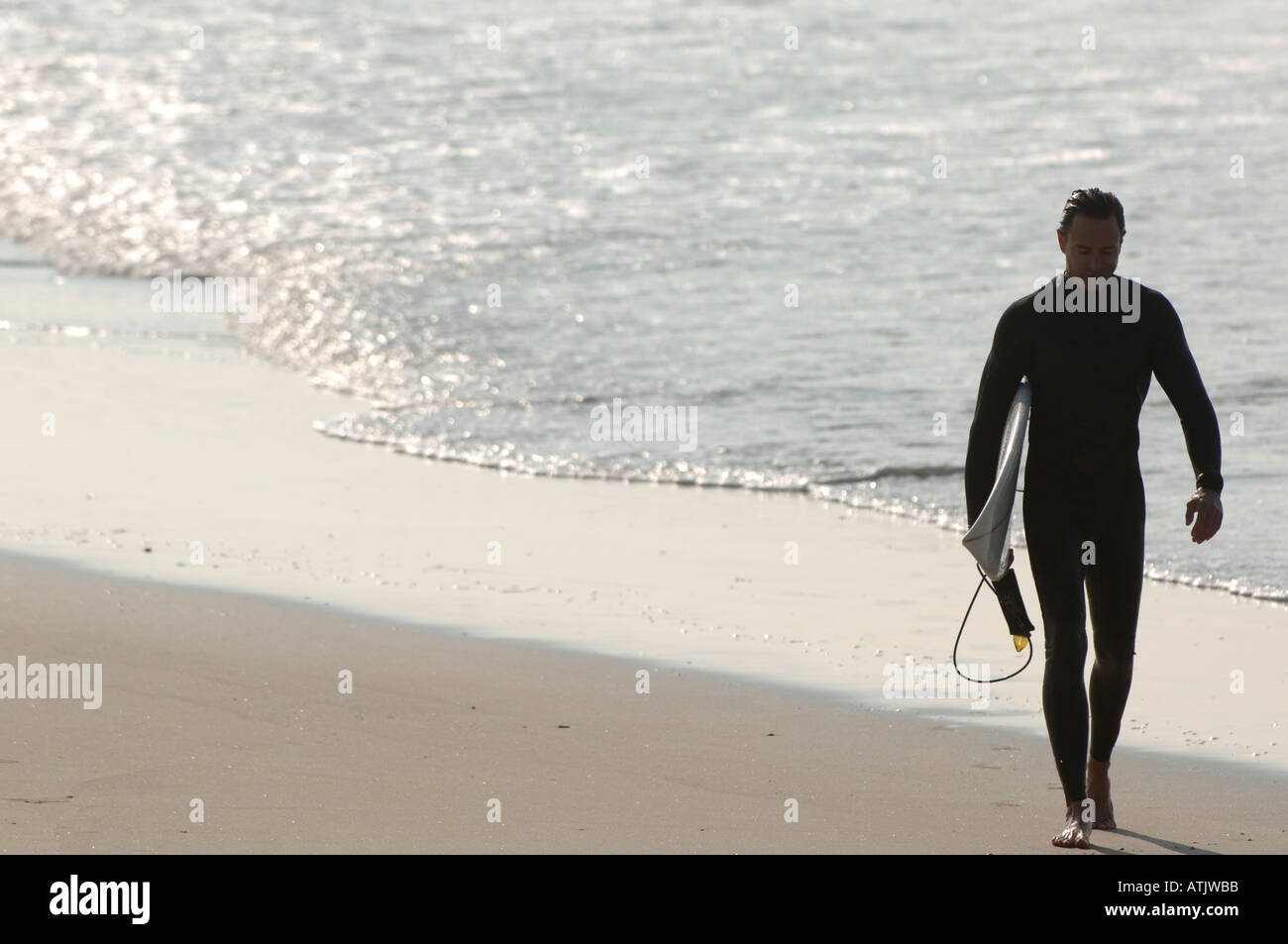 Surfer, die immer aus dem Wasser in Manhattan Beach Kalifornien Stockfoto