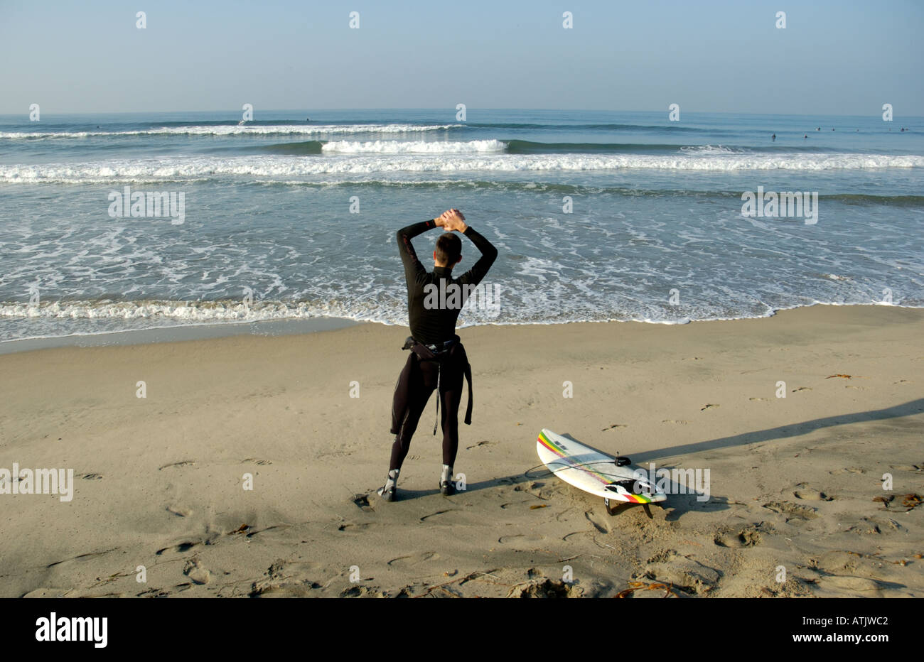 Surfer, die Dehnung vor dem Schlafengehen im Wasser Manhattan Beach Kalifornien Kalifornien Stockfoto