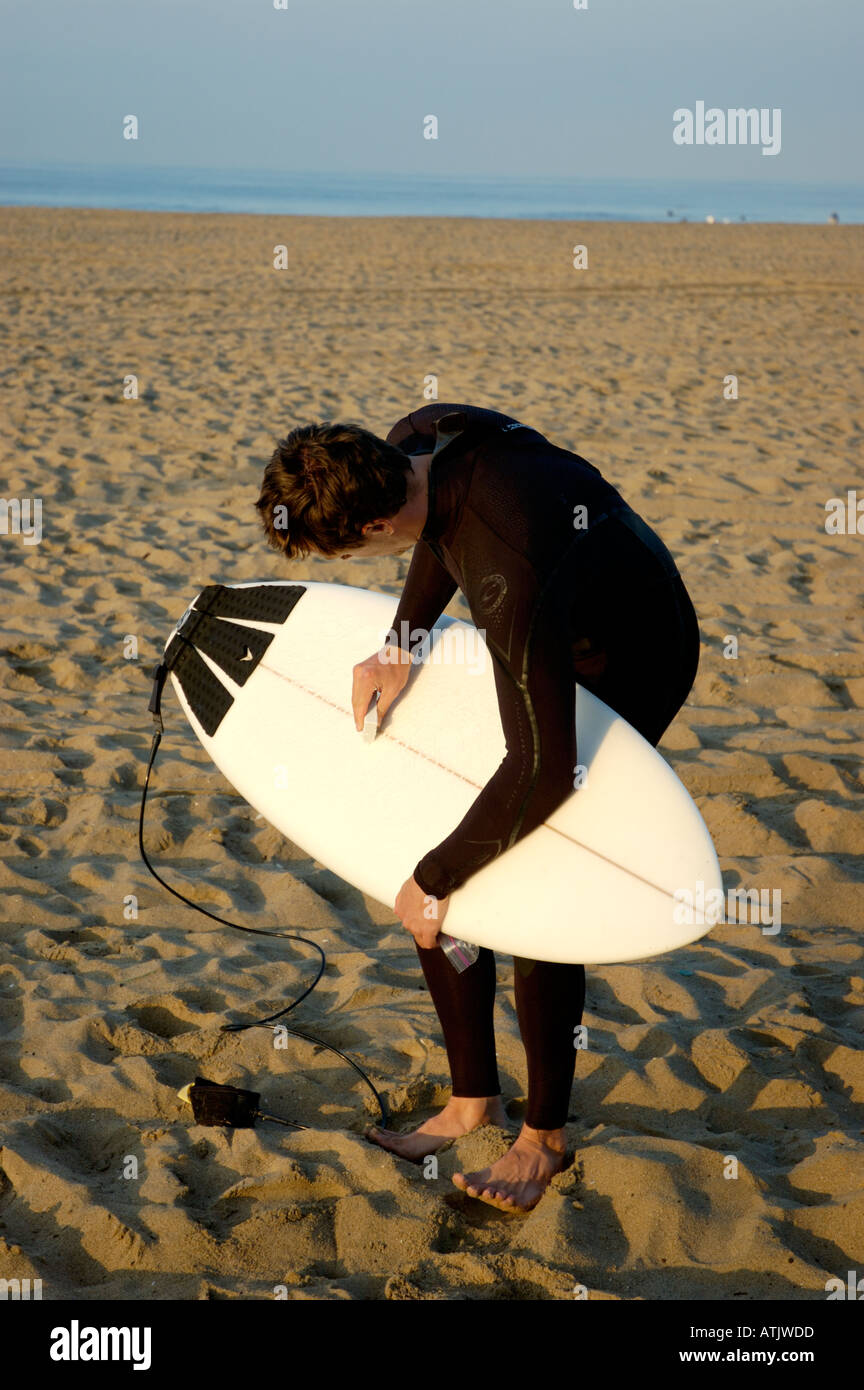 Surfer sein Surfbrett in Manhattan Beach Kalifornien Kalifornien wachsen Stockfoto