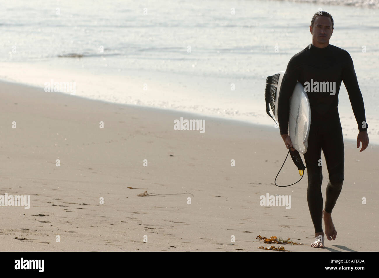 Surfer, die immer aus dem Wasser in Manhattan Beach Kalifornien Stockfoto