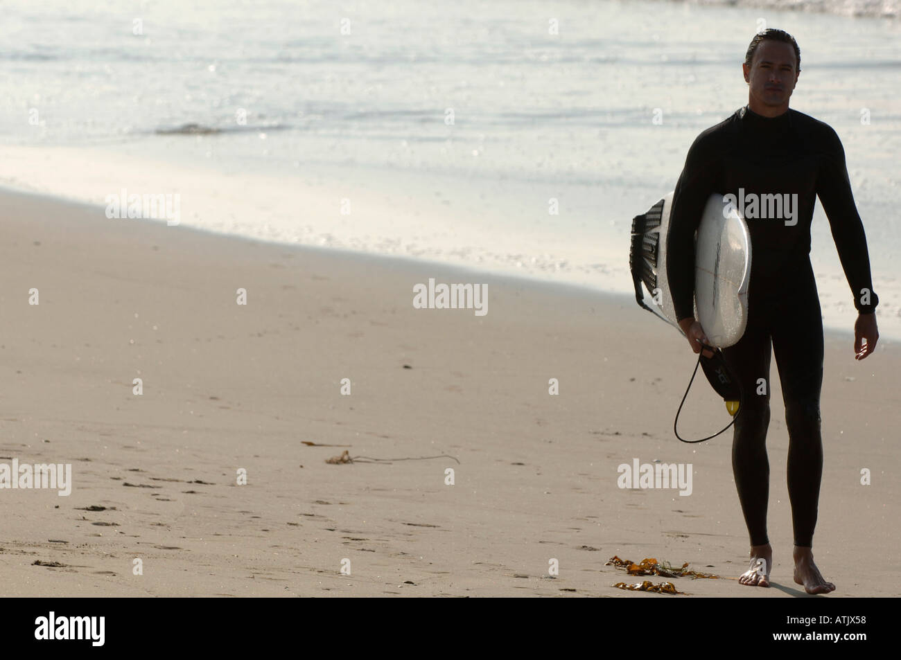 Surfer, die immer aus dem Wasser in Manhattan Beach Kalifornien Stockfoto