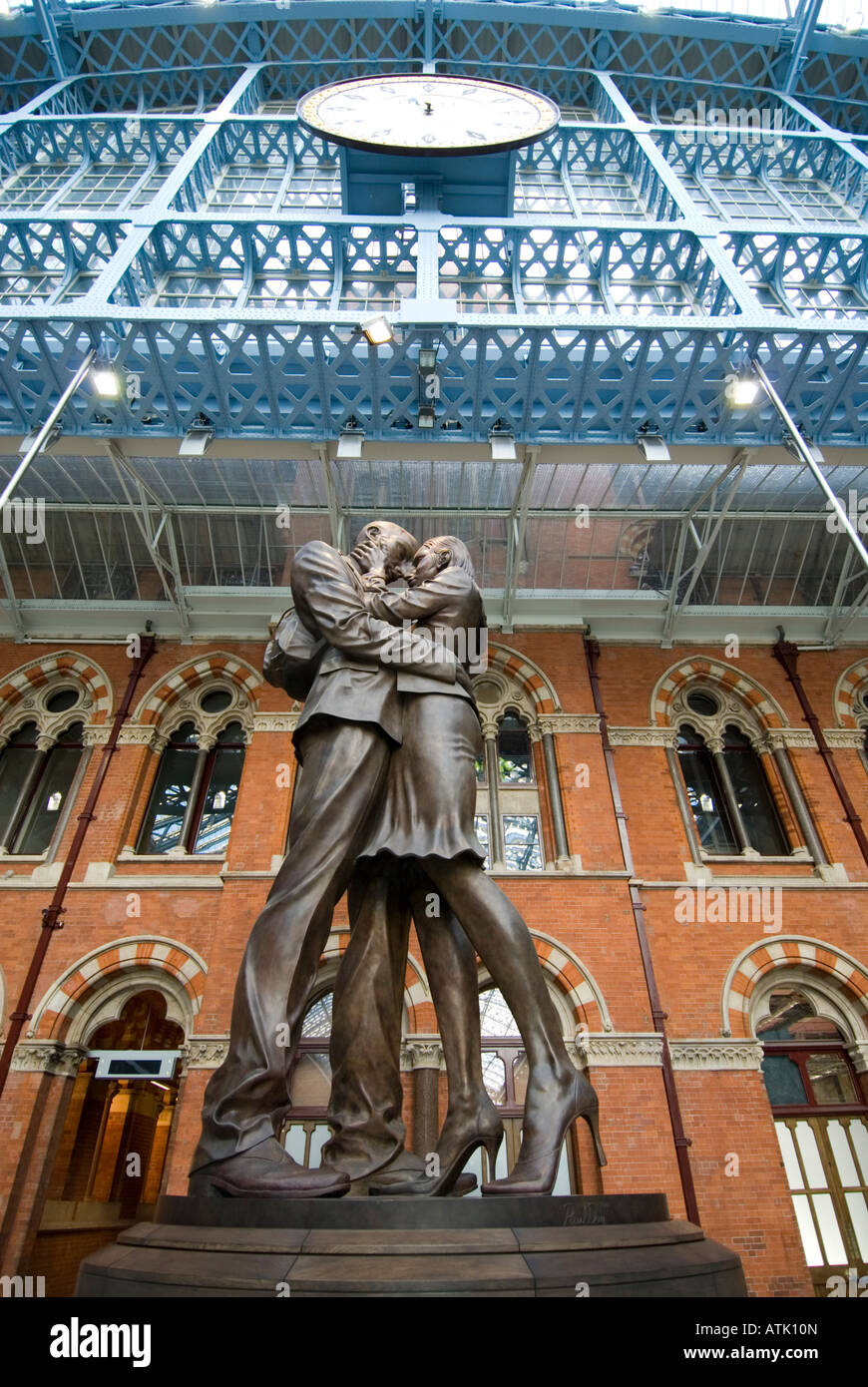 Bronzestatue der Treffpunkt in St. Pancras Bahnhof London England UK Stockfoto