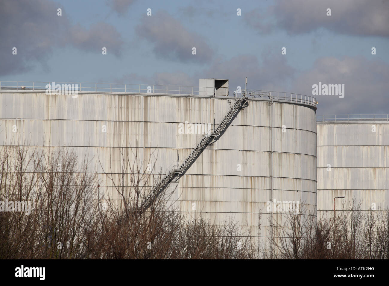 Zwei Ölbehälter dient ein Kraftwerk in Dartford, Kent Stockfoto