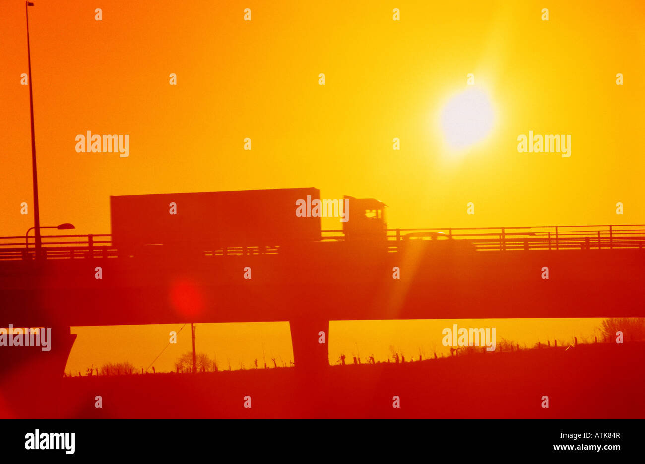 LKW Reisen bei Sonnenuntergang an Holmfield Kreuzung verbindet die Autobahnen A1 M1 und M62 Leeds Yorkshire UK Stockfoto