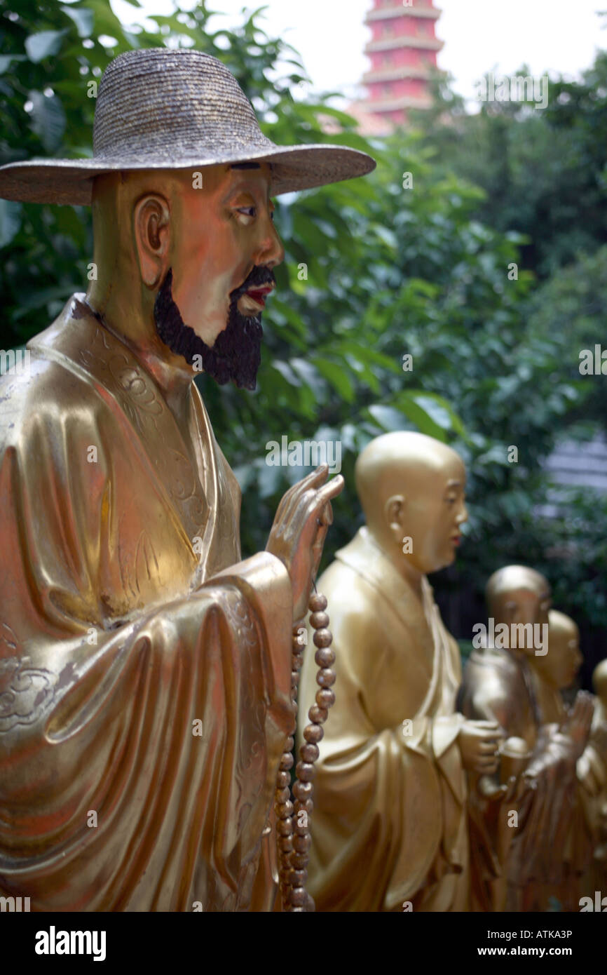 Buddhistische Statuen auf dem Weg zum 10 000 Buddhas Kloster Hongkong China Stockfoto