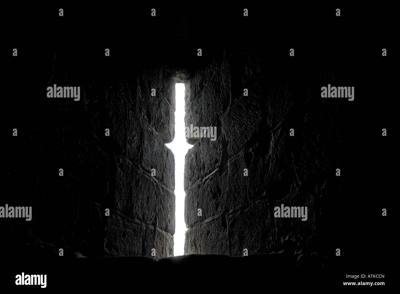 Pfeil Schlitz Fenster von innen Stockfoto