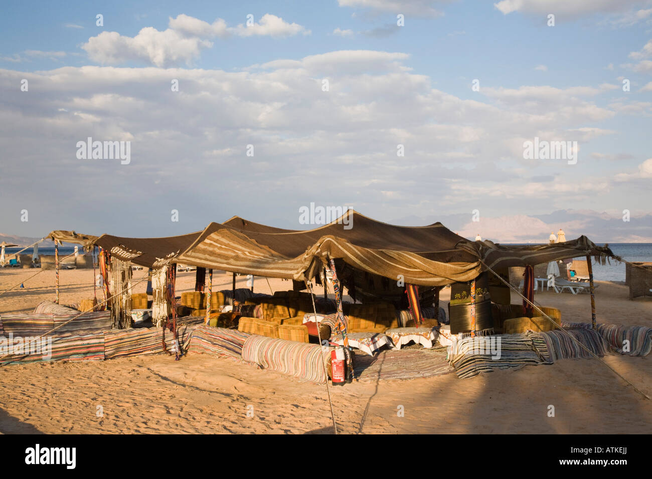 Beduinen stil Zelt am Sandstrand in Resort am Roten Meer Ostküste im Nahen Osten Taba Heights Ägypten Stockfoto
