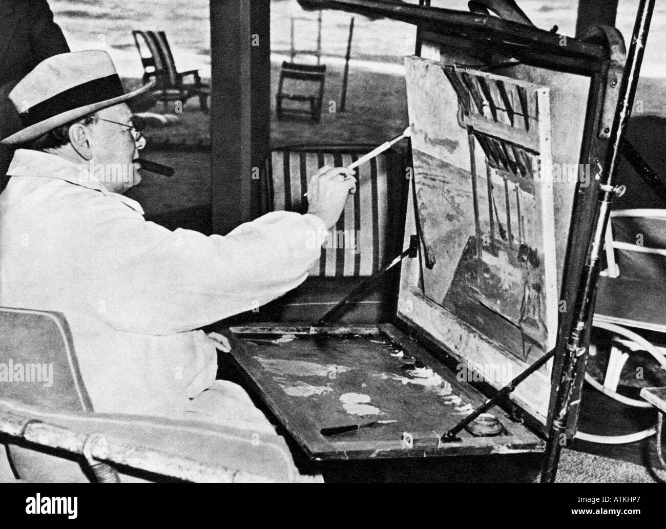 WINSTON CHURCHILL genießen seine Malerei Hobby im Surf Club Miami in den USA im Februar 1946 Stockfoto