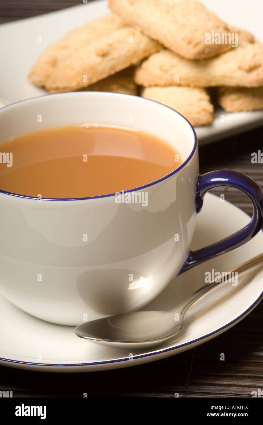 Tasse Tee mit schottischen Butterkekse im Hintergrund Nahaufnahme Stockfoto