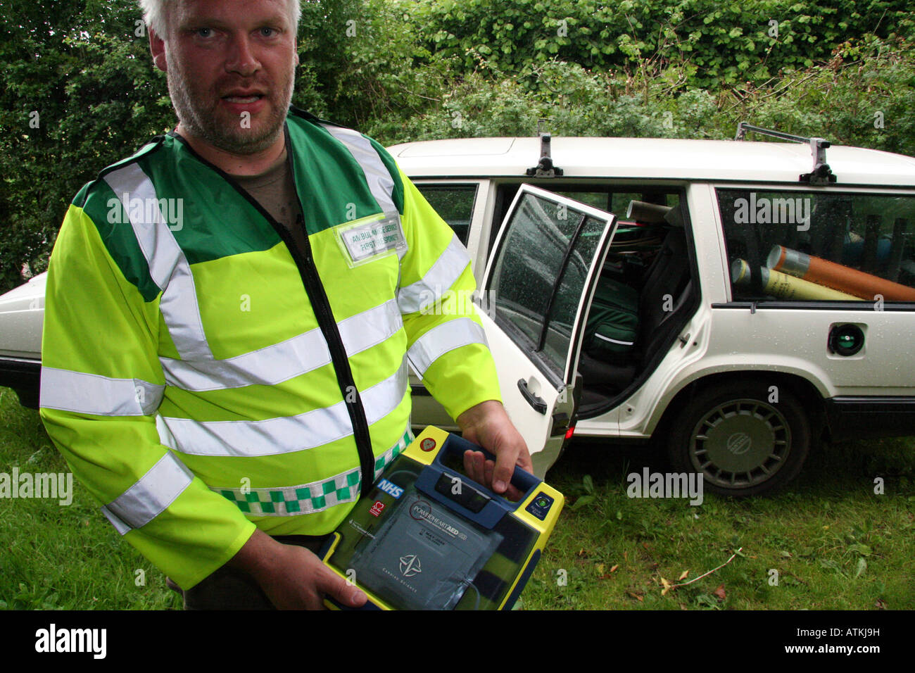 Ein Ersthelfer hält einen defibrillator Stockfoto