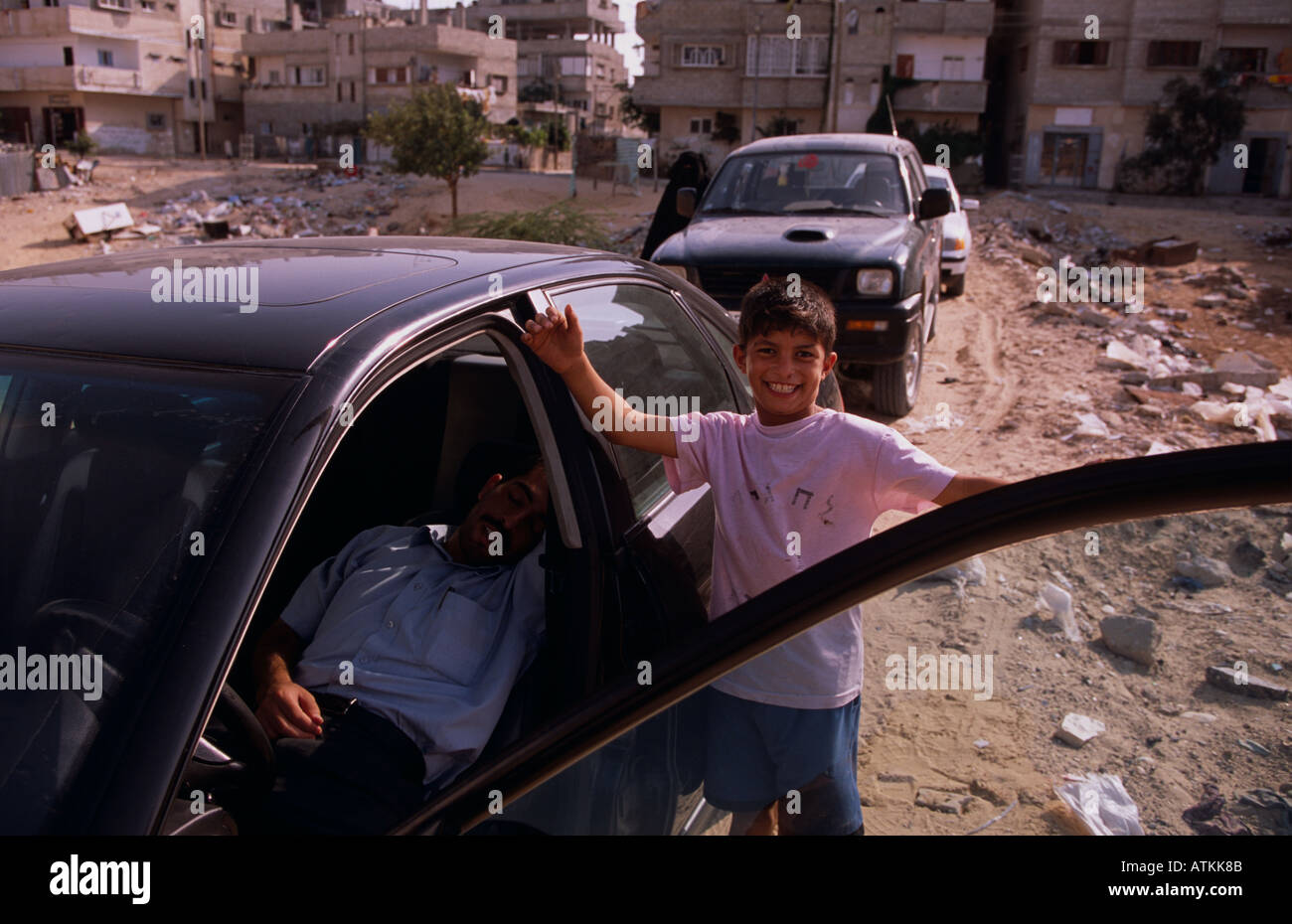 Ein Mann nimmt ein Nickerchen in seinem Auto Gaza Stockfoto