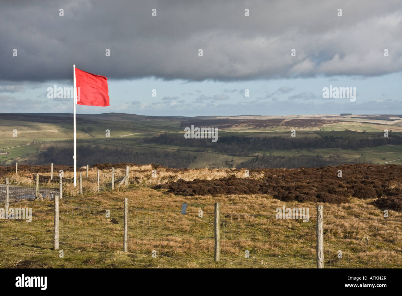 Rote Flagge am Rande des Armee-Training-Land im Swaledale, Yorkshire. Stockfoto