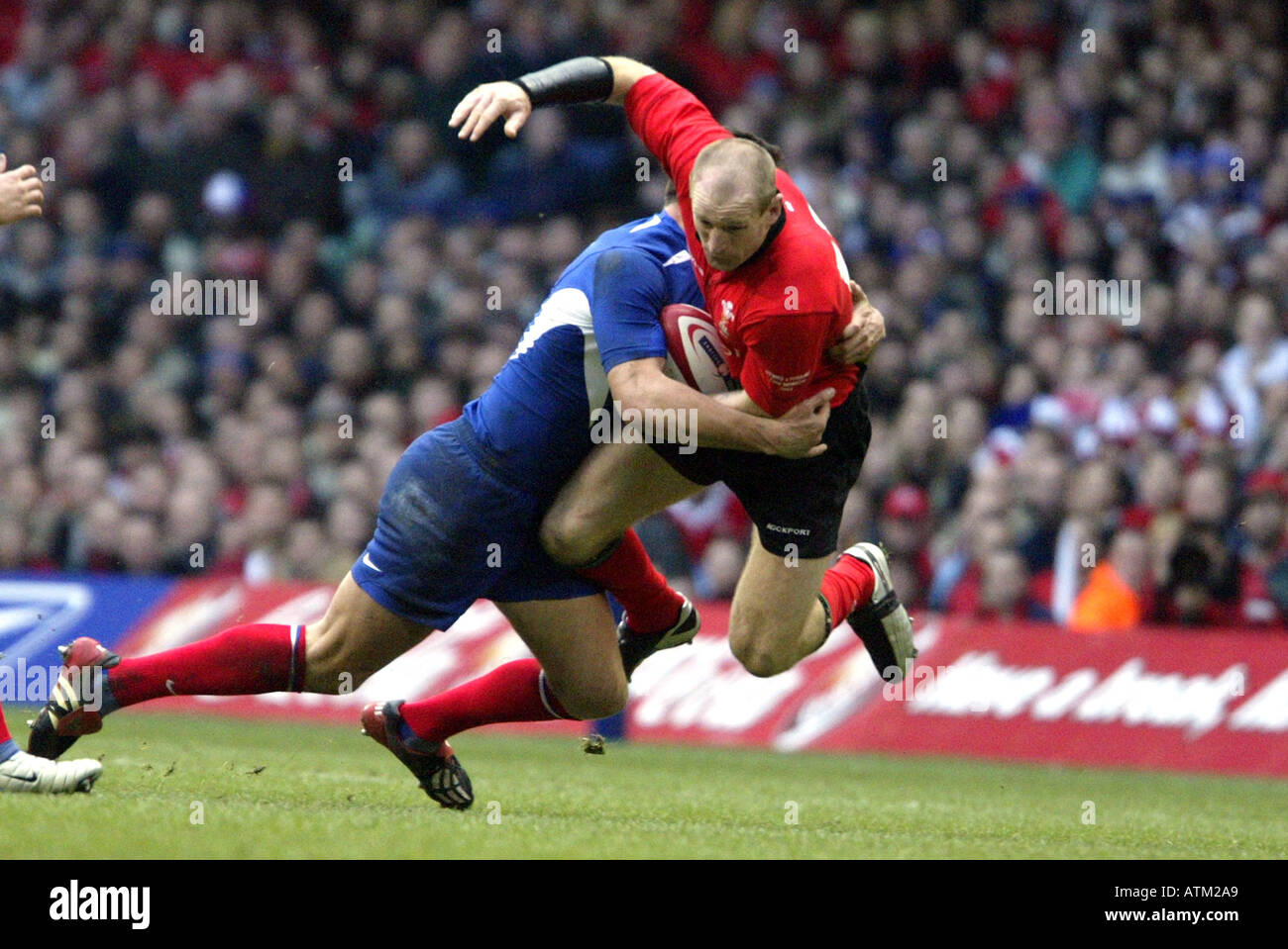 D Waliser Gareth Thomas angegangen Wales Frankreich Match Rugby Six Nations Championship Millennium Stadion Cardiff Stockfoto