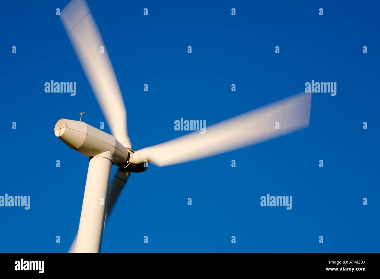 Einzigen Wind Turbinenkopf zeigen Bewegung gegen einen klaren blauen Himmel Stockfoto
