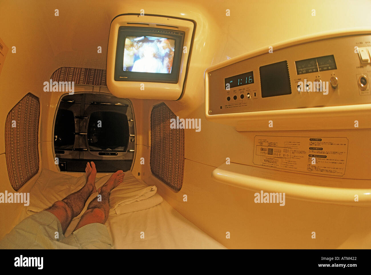 Traditionelle Kapsel Hotelzimmer für japanische Geschäftsleute Stockfoto