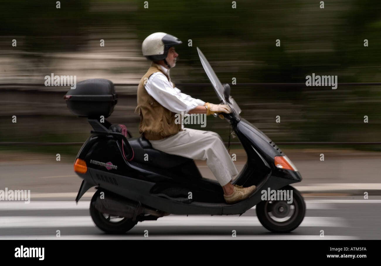 Moped rider Fotos und Bildmaterial in hoher Auflösung Alamy