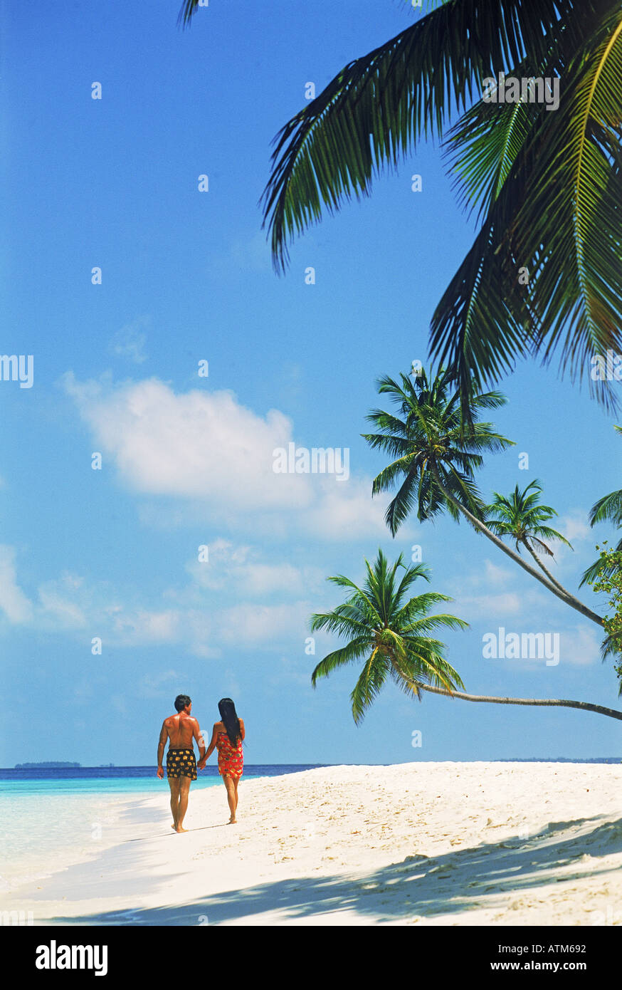 Paar am weißen Sandstrand in Süd Male Atoll der Malediven Stockfoto