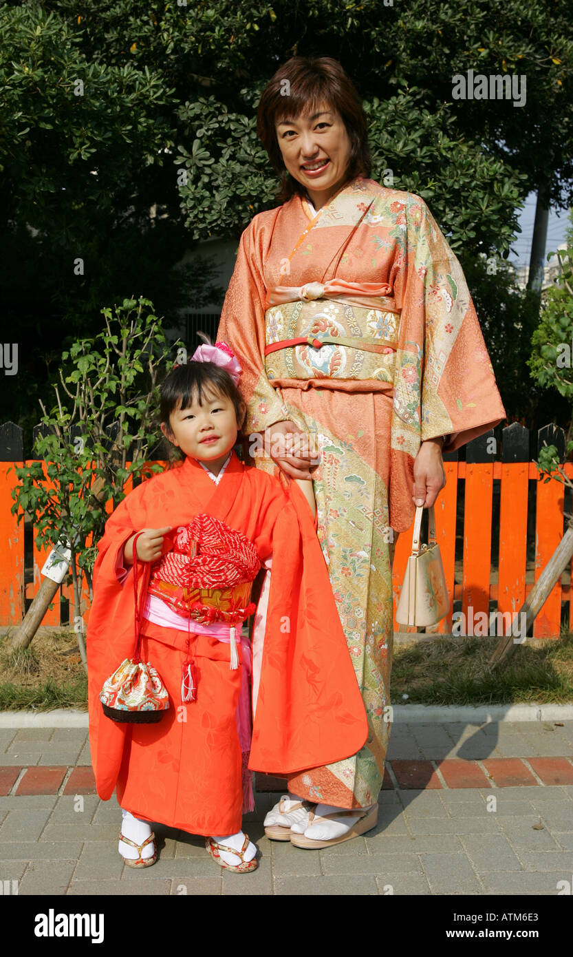 Japanische Mutter und Tochter in traditionellen bunten Kimono gekleidet  vorbereiten für das Shichi-Go-San Kinder Festival Japan Stockfotografie -  Alamy