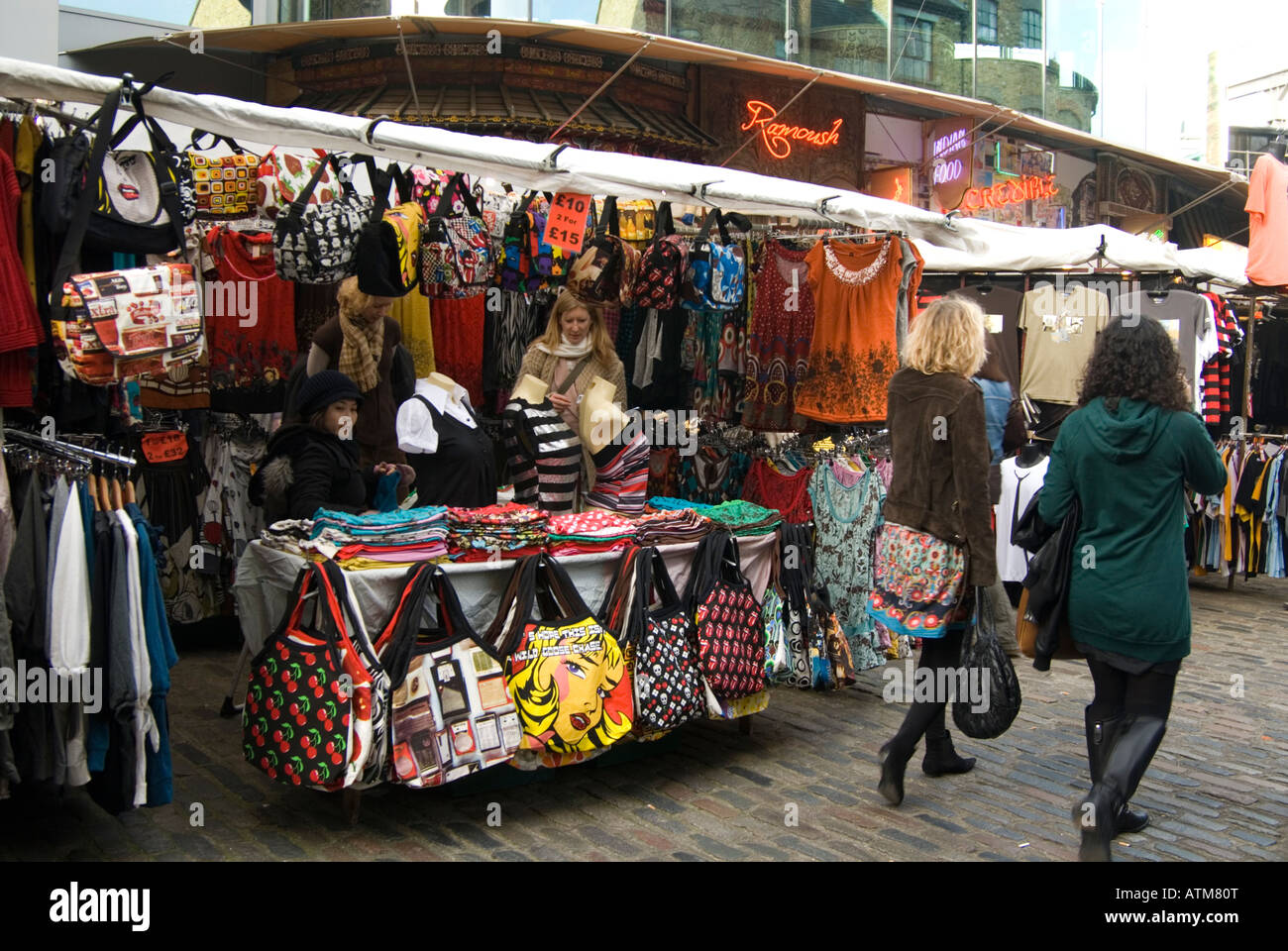 Kleidung-Stall am Camden Market, London England UK Stockfoto