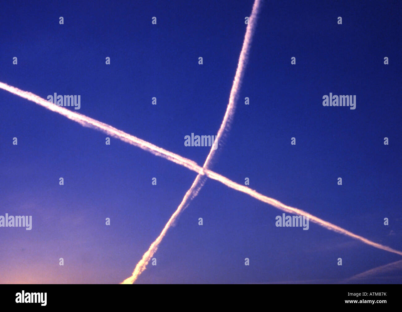 Flugzeug-Sky-Line cross Grafik Fahrgeschwindigkeit poetische Stockfoto