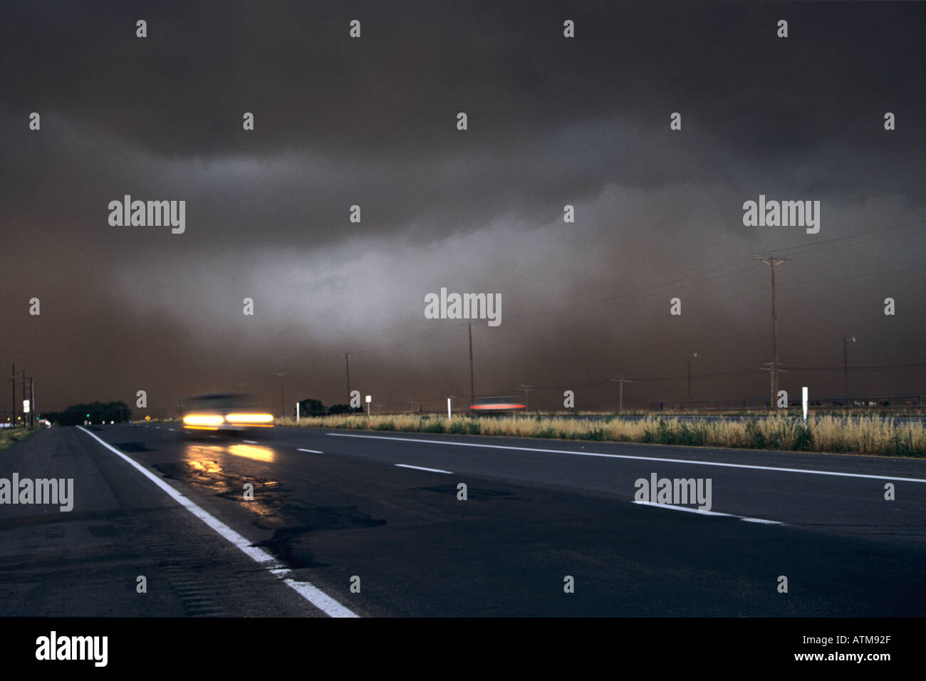 Auto flieht entlang einer Straße vor einer fortschreitenden Böenfront ein heftiger Sturm Texas USA Stockfoto