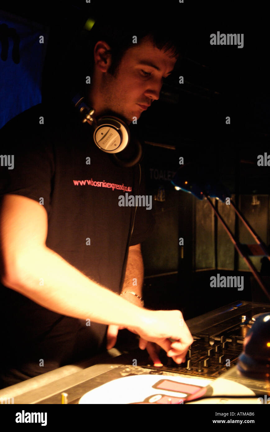 DJ spielt einen Satz in einem Nachtclub Stockfoto