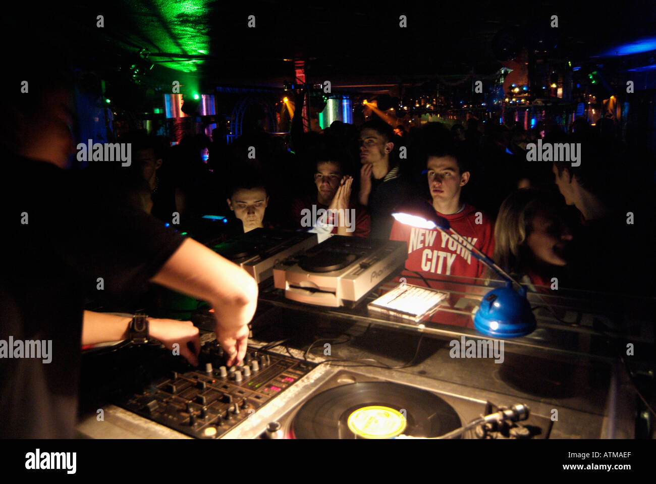 Club-DJ spielt einen Satz in einem gepackten Nachtclub Stockfoto
