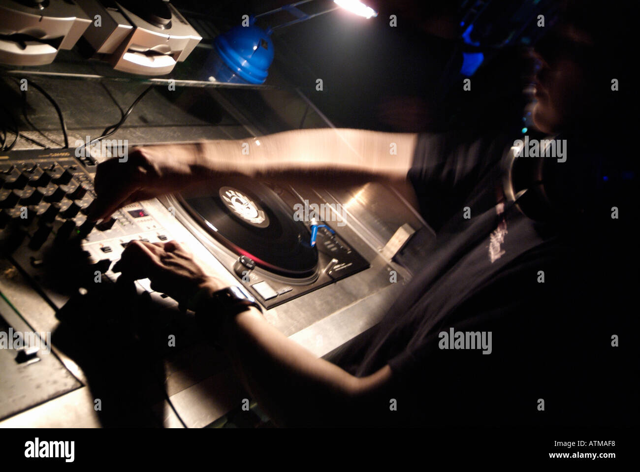 Club DJ hinter den Decks in einem Nachtclub Stockfoto