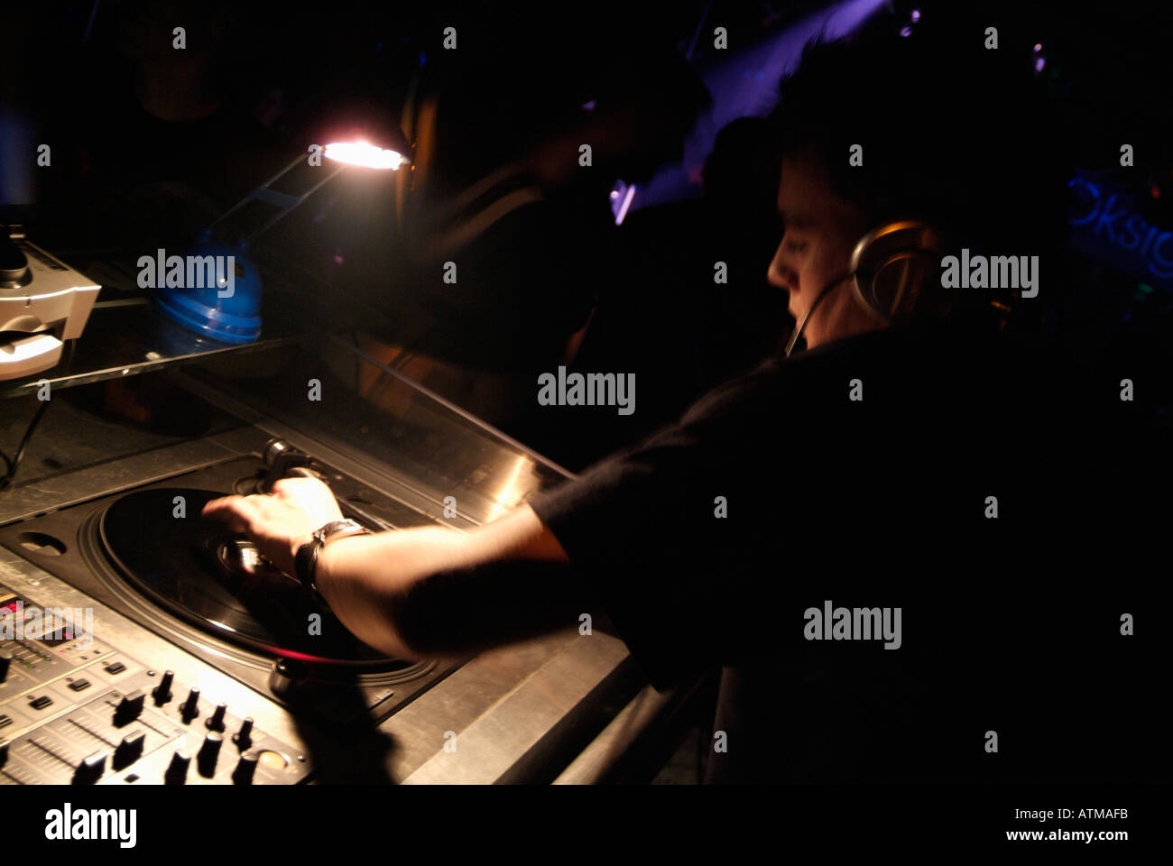 Club-DJ Cutting in einer Spur auf den Decks in einem Nachtclub Stockfoto